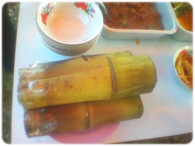 ข้าวหลามแถวๆ บ้านใครบางคน ท่อนเดียวก็ทำเอาซะอิ่มเลยล่ะ ^^'a 